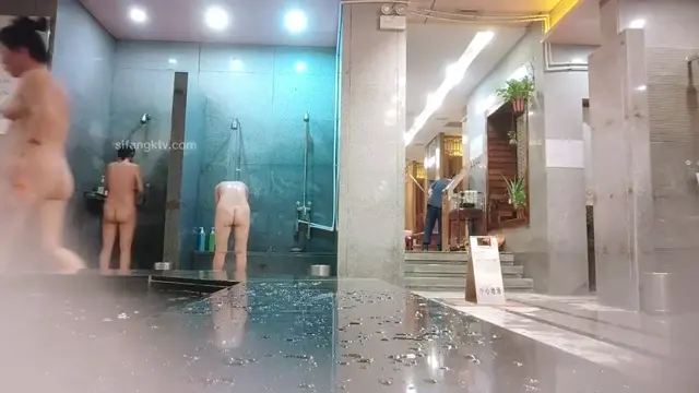 여자 목욕탕 속 훔쳐보기