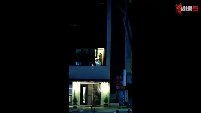 호텔 창문으로 보여주는 커플