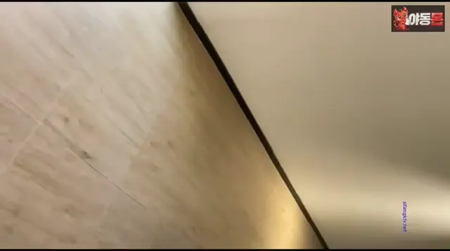 얼굴까지 다찍히는 여자 화장실몰카
