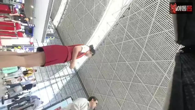 여자 따라다니면서 치마속 몰카 (8)