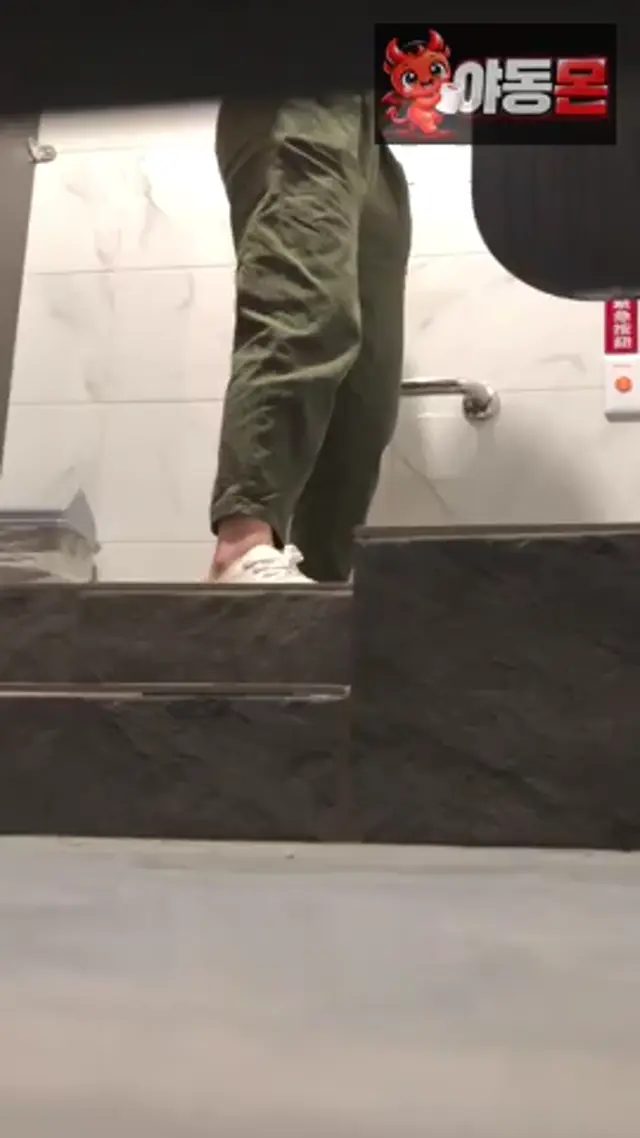 여자 화장실 몰카 (2)