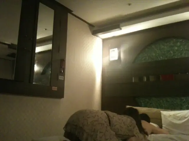 주둥이로는 안된다며 다리 벌리고 있네