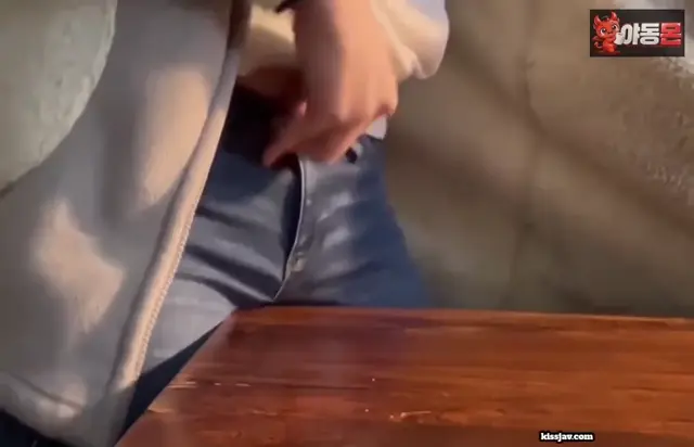 책상 모서리에 자위 질질싸는 섹트 변녀
