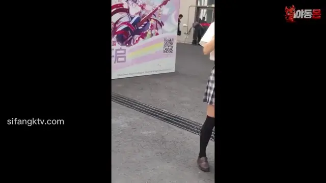 여자 따라다니면서 치마속 몰카 (15)