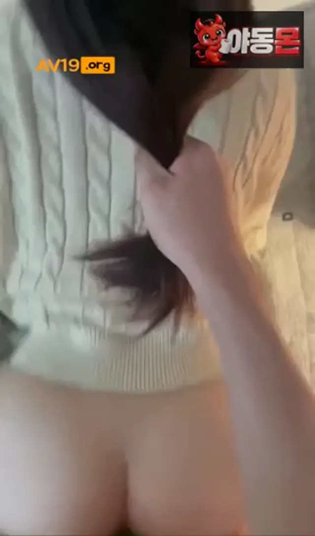 하얀니트녀