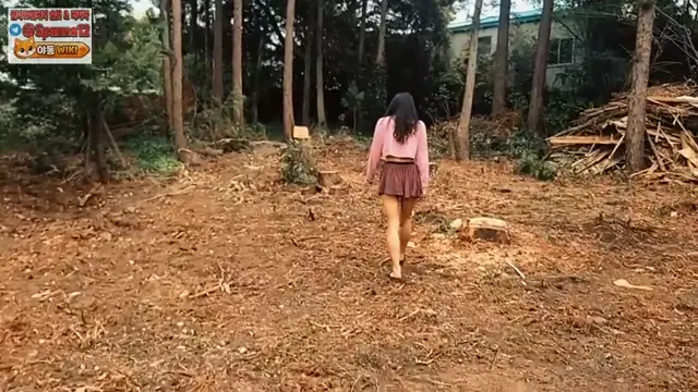 집 뒷 숲에 걸레차림으로 서성이는 요년 을 간편하게 야외에서 따먹! 할 수도 있다