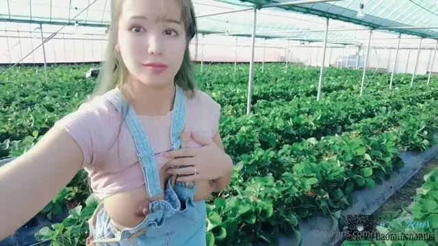 딸기 농원에서 수확한 딸기를 곁들인 상콤한 섹스