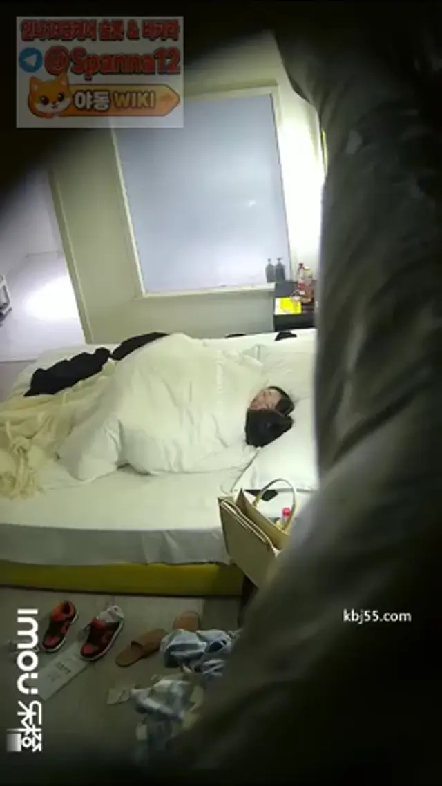 딸래미 보지단속을 위해서 방에 설치한 카메라에 딱걸린 고딩커플