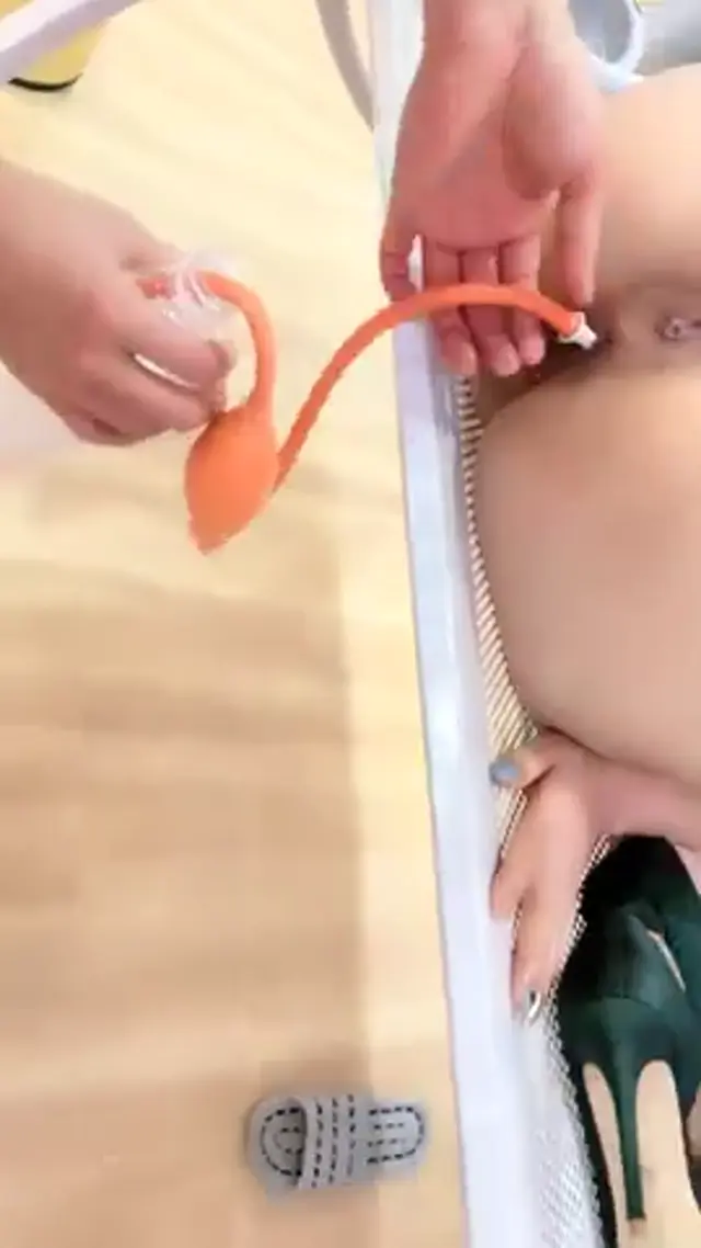 다른 매춘부들 섭외해서 후장 고문을 하고 다니는 M녀