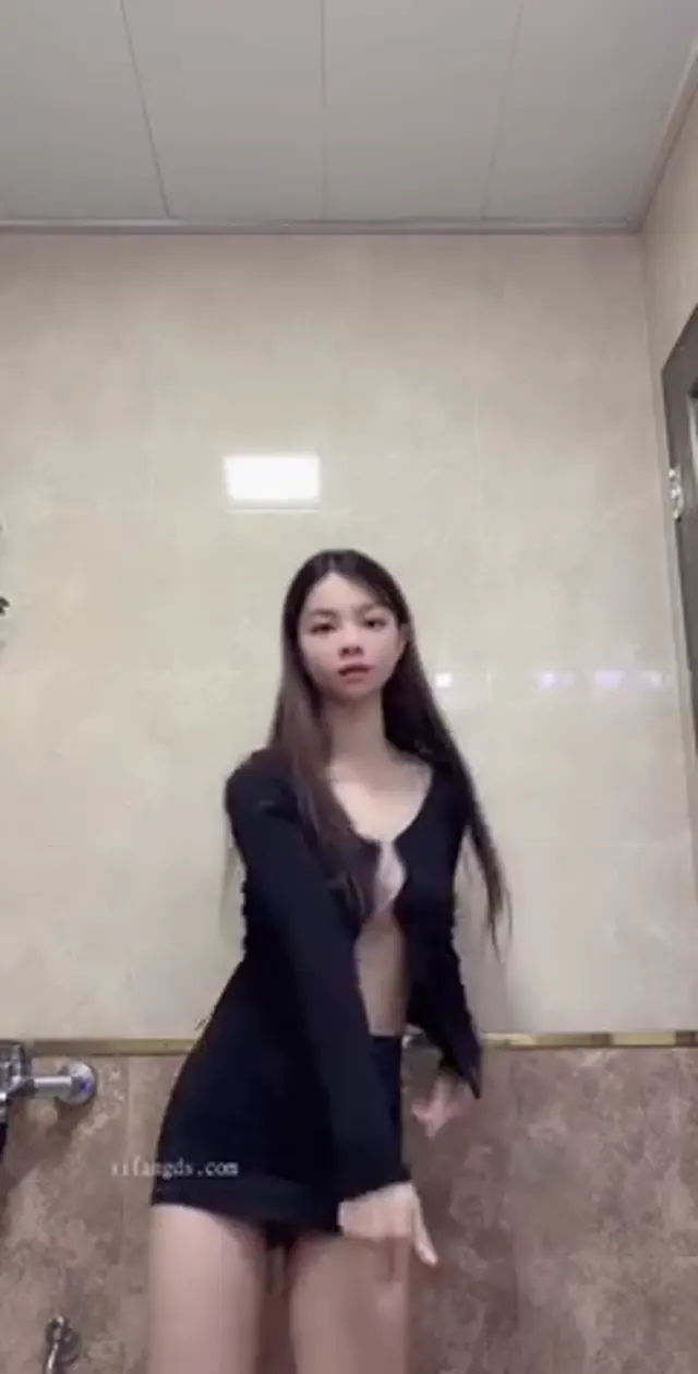길쭉한 미소녀가 말아주는 최신곡 댄스 메들리
