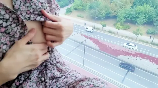 꽃치마 입고 창가에서