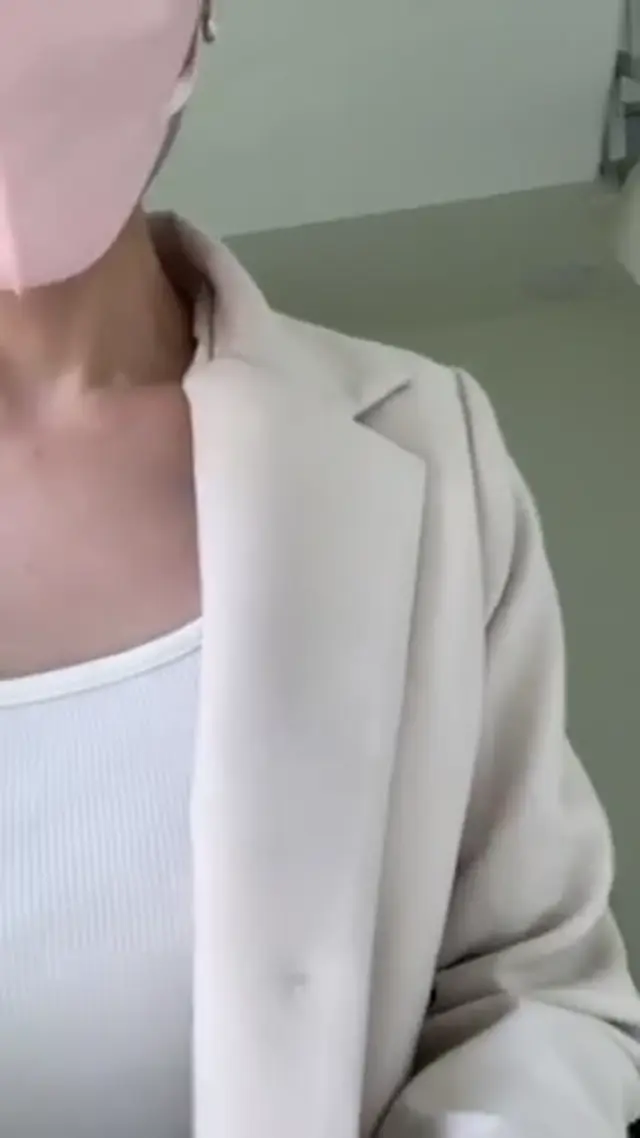 복도로 나와보라고 해서. 빨간색 테니스 스커트 (+갈색스타킹)