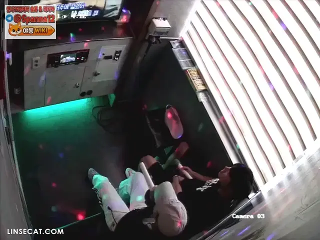 코노에서 애정 행각을 즐기는 헬창 남친과 귀여운 여친