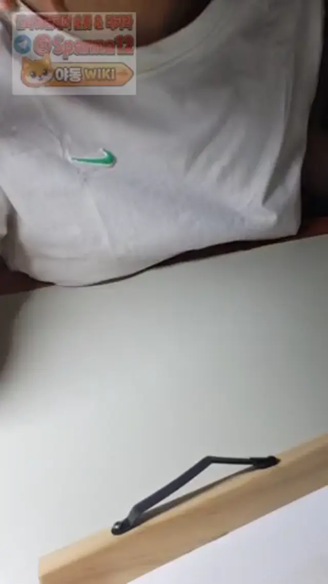 나이키티녀 방에서 자위
