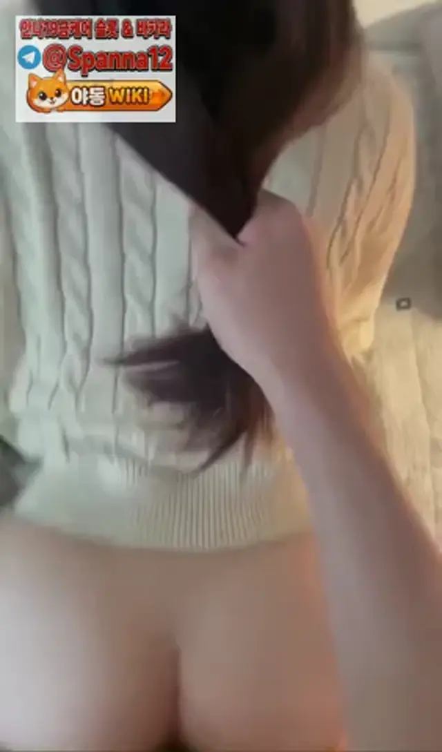 하얀니트녀
